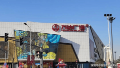 离黄浦江约1km（数